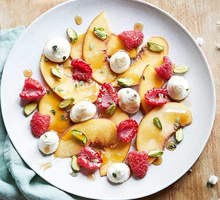 https://www.pontalo.net - Peach & raspberry fruit salad with mascarpone