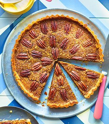 https://www.pontalo.net - Pecan pie with maple cream