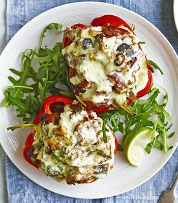 https://www.pontalo.net - Vegetarian chilli-stuffed peppers with feta topping