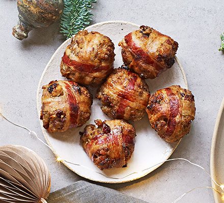 https://www.pontalo.net - Pigs-in-blankets Christmas stuffing balls