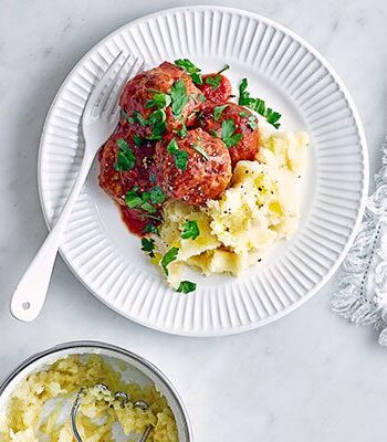 https://www.pontalo.net - Pork & pepper meatballs on parsnip mash