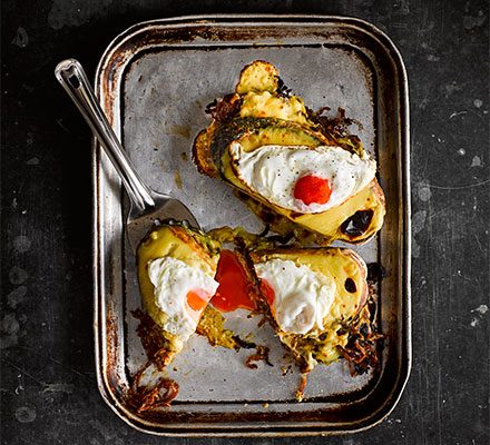 https://www.pontalo.net - Rarebit toasties with sticky Marmite onions