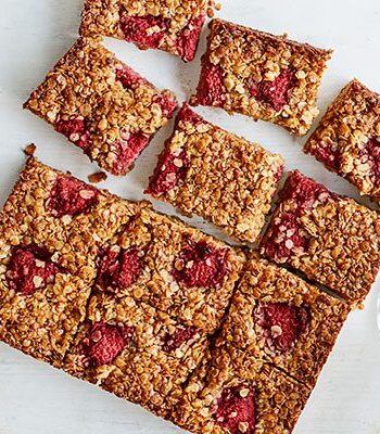 https://www.pontalo.net - Raspberry honey flapjacks