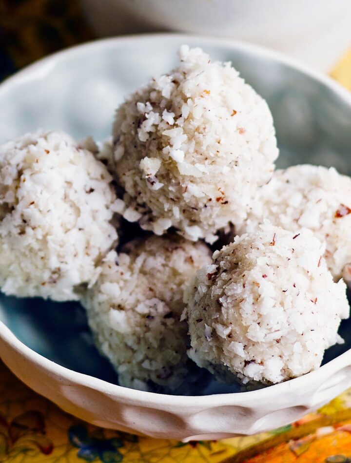 https://www.pontalo.net - Raw coconut truffles