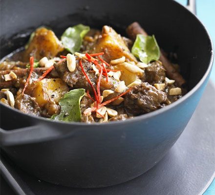 https://www.pontalo.net - Beef massaman curry