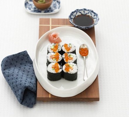 https://www.pontalo.net - Salmon & cucumber sushi rolls