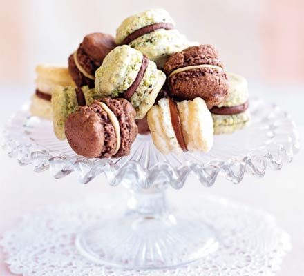 https://www.pontalo.net - Mini pistachio & chocolate macaroons