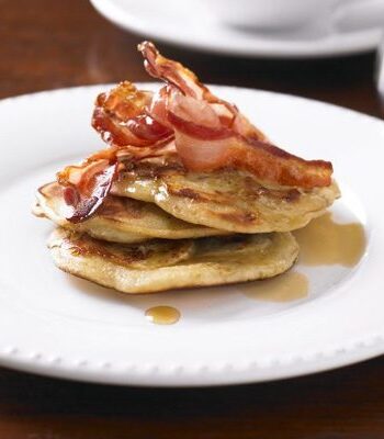 https://www.pontalo.net - Banana pancakes with crispy bacon & syrup