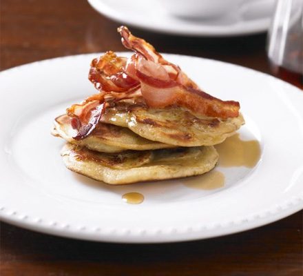 https://www.pontalo.net - Banana pancakes with crispy bacon & syrup