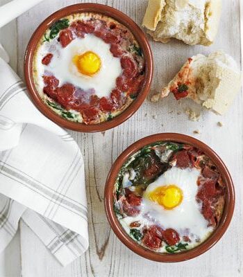 https://www.pontalo.net - Baked eggs with spinach & tomato