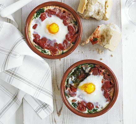 https://www.pontalo.net - Baked eggs with spinach & tomato