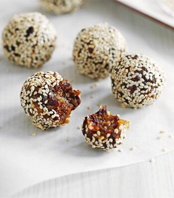 https://www.pontalo.net - Energy balls with dates