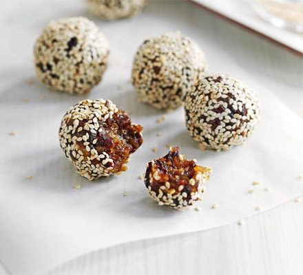 https://www.pontalo.net - Energy balls with dates