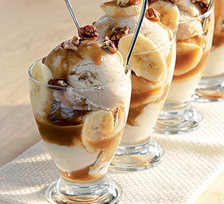 https://www.pontalo.net - Banana ice sundaes with fudge sauce