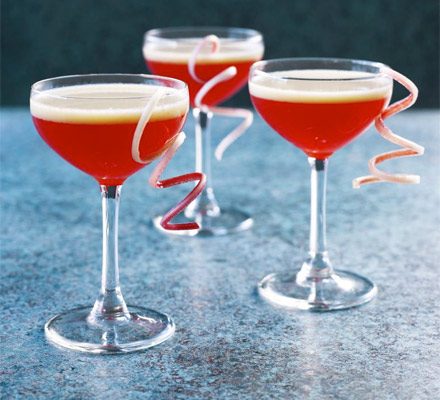 https://www.pontalo.net - Rhubarb & custard cocktail