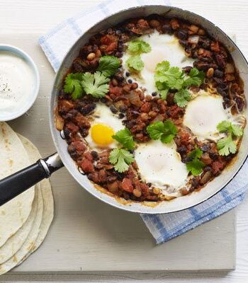 https://www.pontalo.net - Chipotle bean chilli with baked eggs