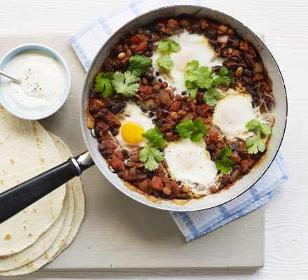 https://www.pontalo.net - Chipotle bean chilli with baked eggs