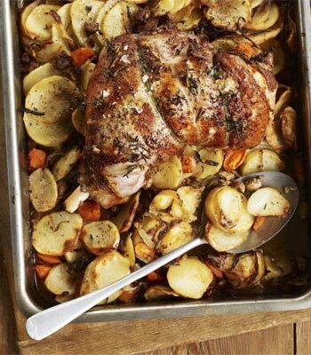 https://www.pontalo.net - Garlic roast lamb with hotpot potatoes