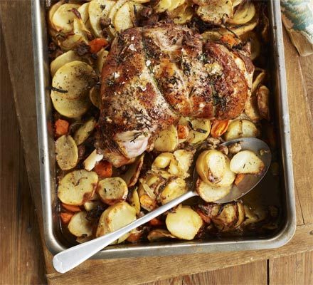 https://www.pontalo.net - Garlic roast lamb with hotpot potatoes