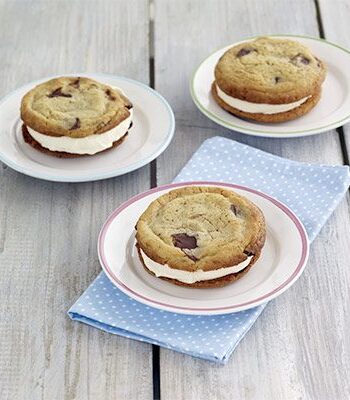 https://www.pontalo.net - Chocolate-chip cookie ice-cream sandwiches