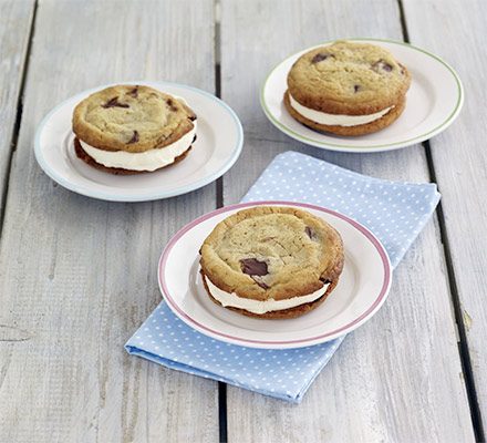 https://www.pontalo.net - Chocolate-chip cookie ice-cream sandwiches