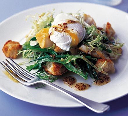 https://www.pontalo.net - Smoked haddock salad with poached eggs & croûtons