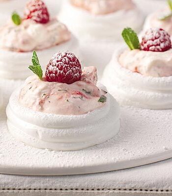 https://www.pontalo.net - Summer berry meringues