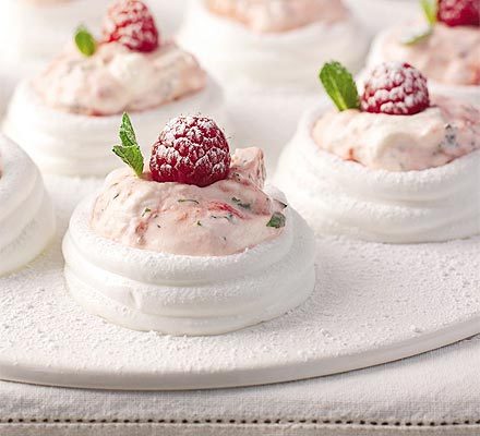 https://www.pontalo.net - Summer berry meringues