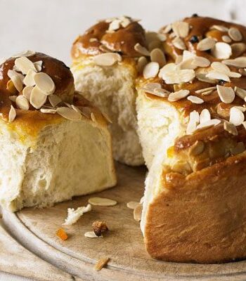 https://www.pontalo.net - Apricot & almond Chelsea buns