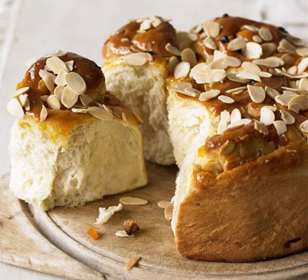 https://www.pontalo.net - Apricot & almond Chelsea buns