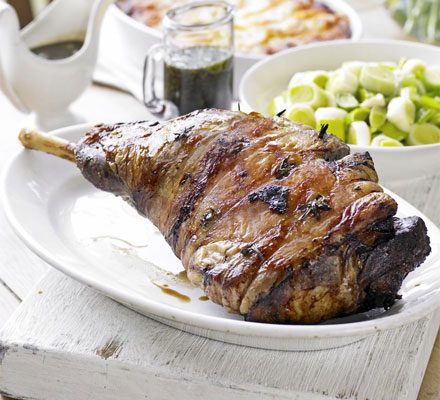 https://www.pontalo.net - Roast lamb studded with rosemary & garlic