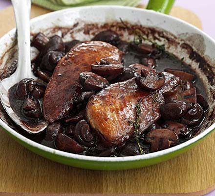 https://www.pontalo.net - Chicken with wine & mushrooms