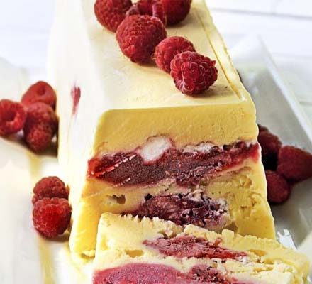 https://www.pontalo.net - Raspberry meringue ice-cream cake