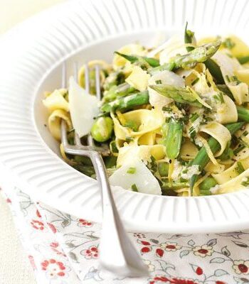 https://www.pontalo.net - Spring vegetable tagliatelle with lemon & chive sauce