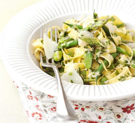 https://www.pontalo.net - Spring vegetable tagliatelle with lemon & chive sauce