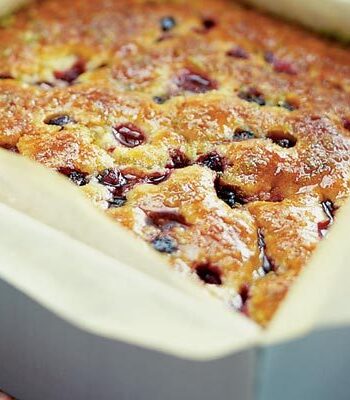 https://www.pontalo.net - Raspberry & blueberry lime drizzle cake