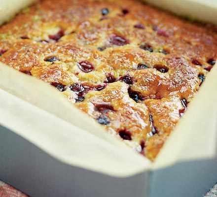 https://www.pontalo.net - Raspberry & blueberry lime drizzle cake