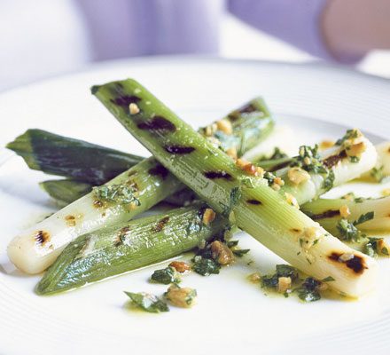 https://www.pontalo.net - Griddled leeks with hazelnut dressing