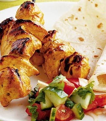 https://www.pontalo.net - Chicken tikka kebabs with Indian salad