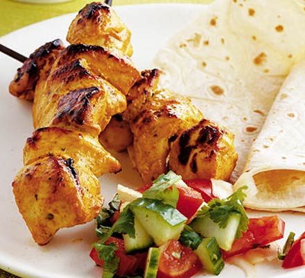 https://www.pontalo.net - Chicken tikka kebabs with Indian salad