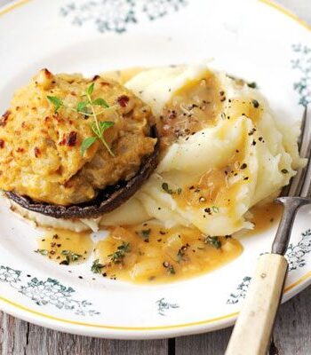 https://www.pontalo.net - Mushroom rarebit with mash & thyme gravy