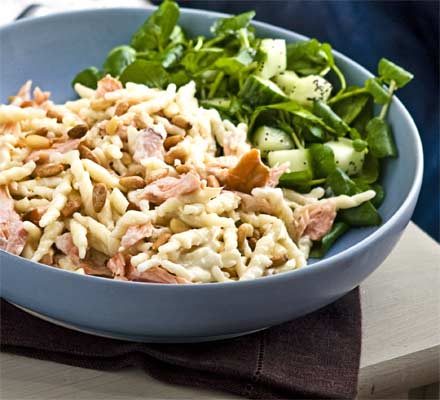 https://www.pontalo.net - Hot-smoked salmon with creamy pasta & pine nuts