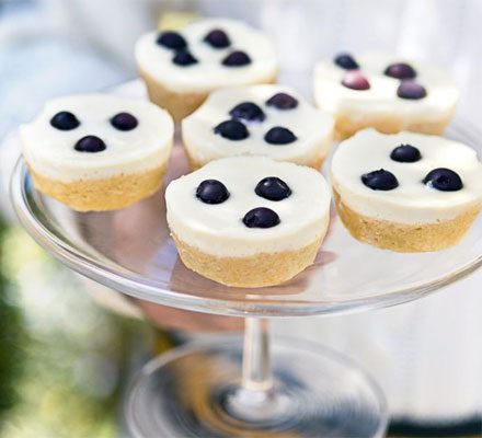 https://www.pontalo.net - Blueberry lemon cakes with cheesecake topping