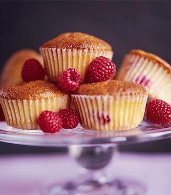 https://www.pontalo.net - Warm raspberry cupcakes with orange sugar drizzle