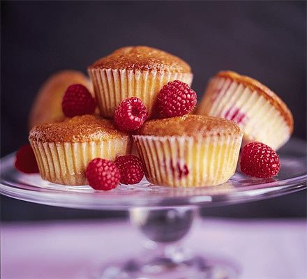 https://www.pontalo.net - Warm raspberry cupcakes with orange sugar drizzle