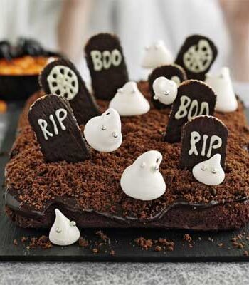 https://www.pontalo.net - Haunted graveyard cake