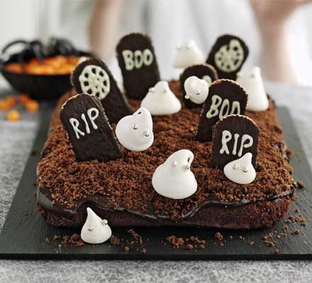 https://www.pontalo.net - Haunted graveyard cake