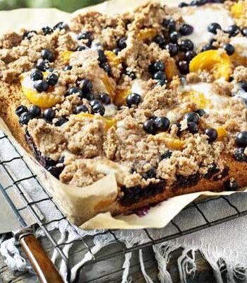 https://www.pontalo.net - Apricot & blueberry crumble cake