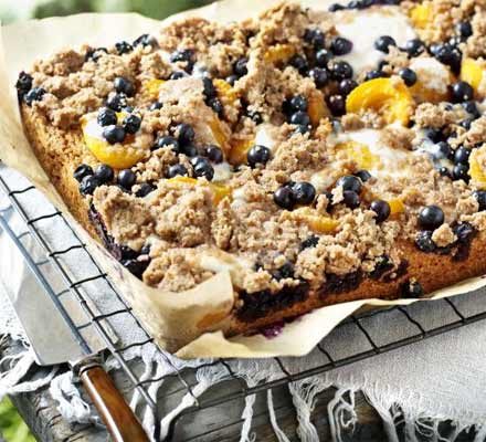 https://www.pontalo.net - Apricot & blueberry crumble cake