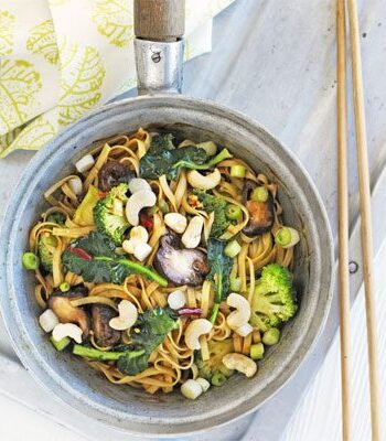 https://www.pontalo.net - Spicy mushroom & broccoli noodles